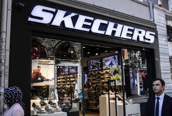 Close-up van de vestiging van Skechers op Istiklal Avenue in Istanbul. De foto is 's avonds genomen.. — Stockfoto