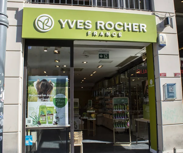 Boutique Yves Rocher en el centro comercial Rockland. Enfoque en la inscripción . —  Fotos de Stock