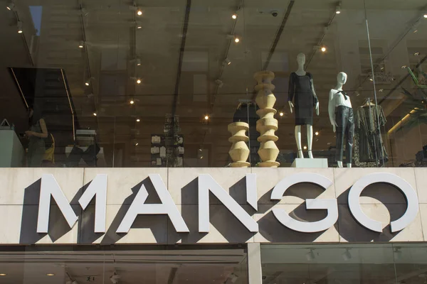 Estambul, Turquía - Octubre-10.2019: Mango es una marca de ropa con sucursales en Turquía . —  Fotos de Stock
