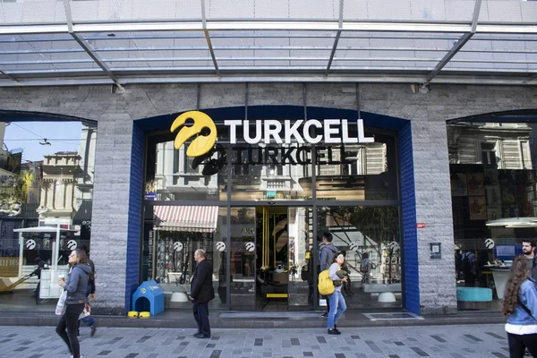 Turkcell es una institución que presta servicios en el campo de las telecomunicaciones. Fue fundada en los años 90. Proporciona servicios en áreas relacionadas con los servicios de telefonía móvil y muchas tecnologías . — Foto de Stock