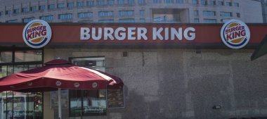 Caglayan Meydanı 'ndaki Burger King fast-food restoranı ve yakınındaki insanlar. Burger King tabelası.