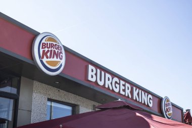 Caglayan Meydanı 'ndaki Burger King fast-food restoranı ve yakınındaki insanlar. Burger King tabelası.