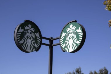 Starbucks Kahve Dükkanı 'nda Starbucks imzası. Starbucks, dünya çapında satılan bir kahve şirketi ve kahve dükkanı zinciri. Güneşli gökyüzü