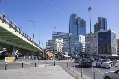 Gökdelenler ve E-5 yolları görünüyor. Açık havada çekilmiş ve neşeliydi. İstanbul, Çağlayan bölgesinden çekildi. Panoramik.