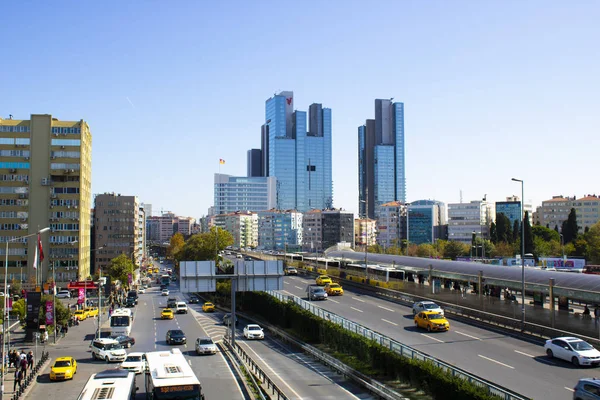 Gökdelenler ve E-5 yolları görünüyor. Açık havada çekilmiş ve neşeliydi. İstanbul, Çağlayan bölgesinden çekildi. Panoramik.