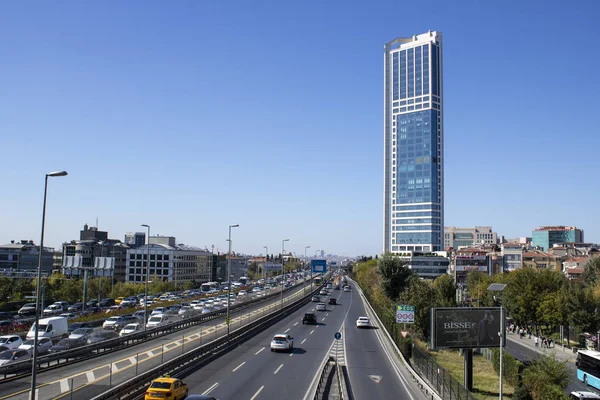 Wolkenkrabbers en E-5 wegen verschijnen. Het werd buiten gefotografeerd en vrolijk. Istanbul trok zich terug uit de caglaanse regio. Panoramisch. — Stockfoto