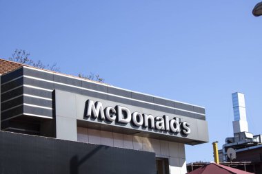 McDonalds Restoran tabelası. McDonalds Şirketi dünyanın en büyük hamburger fast food restoranları zinciri..