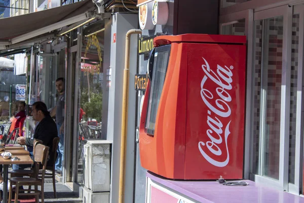 Masaüstü Coca-Cola buzdolabı. Yandan çekilmiş..