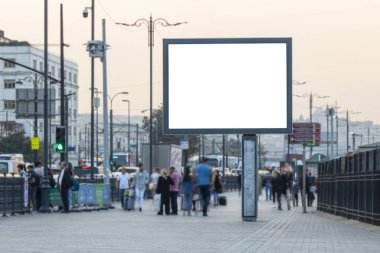 Sahildeki İstanbul eminonu reklam tabelası.