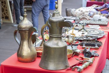 Eski tarihi eşyalar. Metalik mutfak eşyaları. Dışarıda çekilmiş..