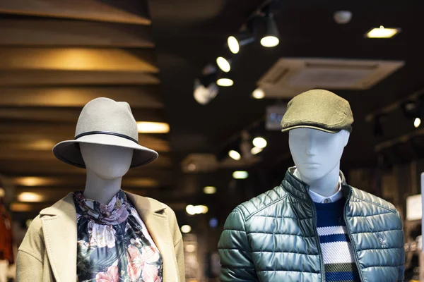 Manequins sem vida em frente à loja. Há roupas no topo. Um homem e uma mulher . — Fotografia de Stock