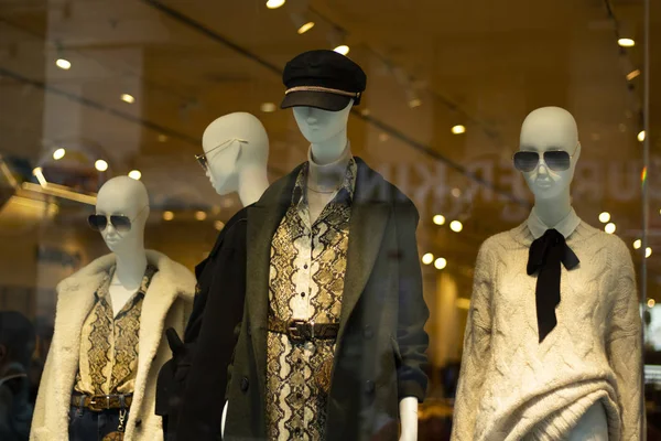 Lifeless mannequins standing in front of the store. There are clothes on the tops. A man and a woman. — 스톡 사진