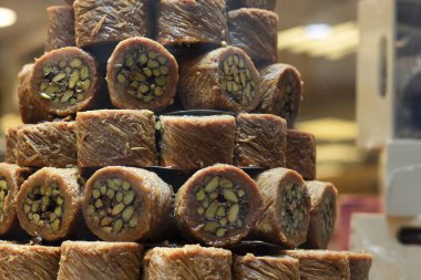 Antep fıstıklı geleneksel taze baklava, piramit dükkanı vitrinleri.