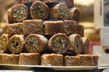 Antep fıstıklı geleneksel taze baklava, piramit dükkanı vitrinleri.