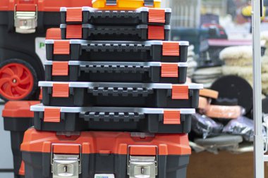 Farklı boyutlarda alet çantaları. Vidalar, fındıklar gibi çeşitli boyutlarda malzemeler koymak için. Turuncu ve siyah renkleri var. Kullanılmamış ve yeni..