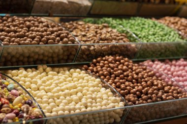 Farklı renkte ve tipte şekerler. Mağazanın önünde fotoğraflanmış. Fotoğraf Türkiye 'de çekildi.