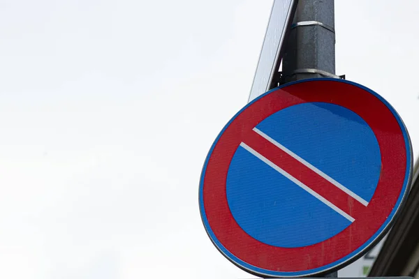 Ingen parkering vägskylt mot bakgrunden. Hängning på stolpen . — Stockfoto