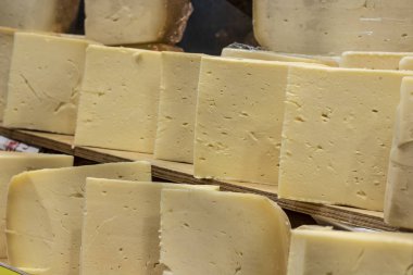 Çedar peynirinin yakın çekimi markette satılır. Üçgen şeklinde dilimler.