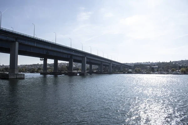 Die Kelchbrücke wurde 1974 erbaut. Länge 995 m Breite 32 m. — Stockfoto