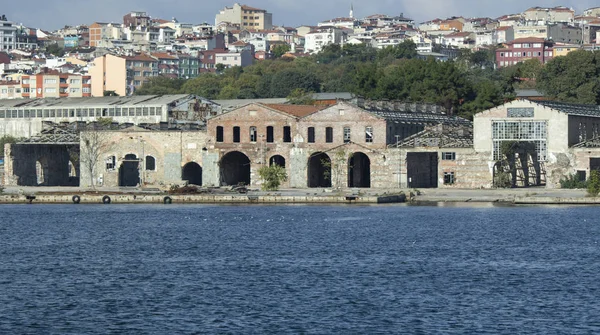 Historyczna stocznia w Stambule znajduje się na skraju ujścia rzeki. Znajduje się w regionie Kasimpasa. — Zdjęcie stockowe