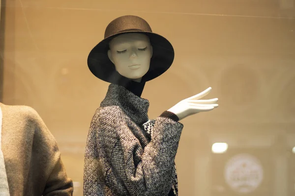 Lifeless mannequins standing in front of the store. There are clothes on the tops. — 스톡 사진