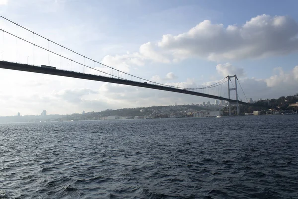 Fotografie mostu Sehitler 15. července, most Bosphorus, pod ním. — Stock fotografie