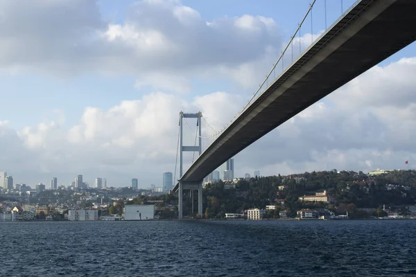 Fotografie mostu Sehitler 15. července, most Bosphorus, pod ním. — Stock fotografie