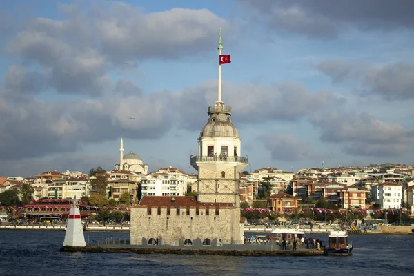 A Torre das Donzelas é fotografada de perto. Fotografado no ferry . — Fotografia de Stock