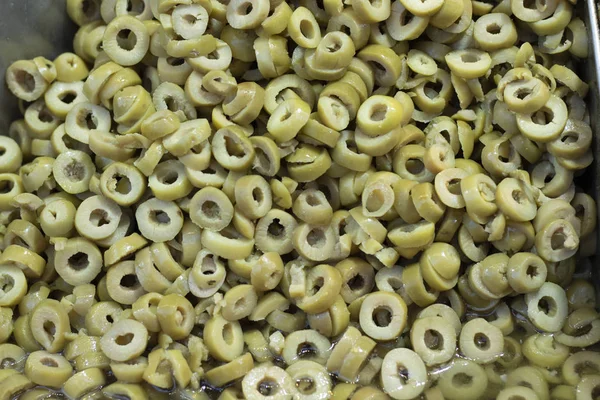 Sarı renkli zeytinler. Süpermarketin önünde çekilmiş bir fotoğraf. Kesilmiş yeşil zeytin