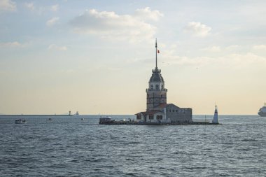Bakireler Kulesi yakından çekiliyor. Feribotta çekilmiş..
