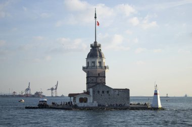 Bakireler Kulesi yakından çekiliyor. Feribotta çekilmiş..