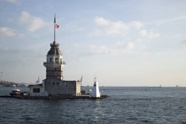 Bakireler Kulesi yakından çekiliyor. Feribotta çekilmiş..