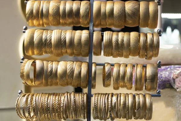 Det falska guldarmbandet drogs framför affären.. — Stockfoto
