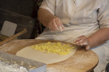 Türk gozme yemeği. Hamurun arasına patates ve çedar dilimleri koyarak hazırlanır..