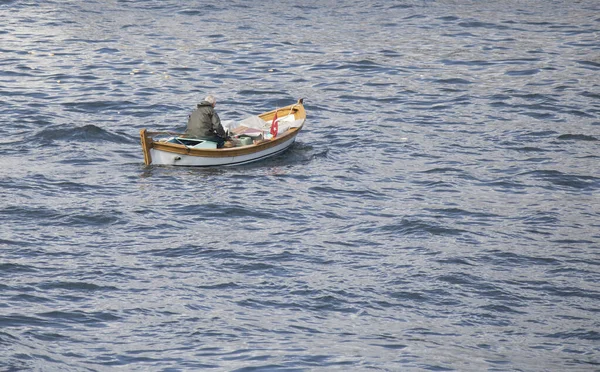 Boat close-up on the sea. An old person on the boat. — Stock Photo, Image