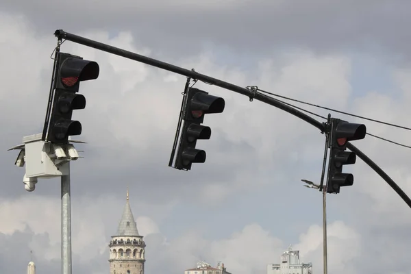 Zárjanak le három közlekedési lámpát és egy közlekedési kamerát hátul. Fényképezte Isztambulban. — Stock Fotó