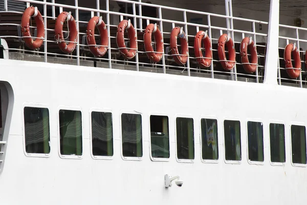 Hay muchos chalecos salvavidas redondos en el barco. La parte trasera de la nave fue fotografiada . — Foto de Stock