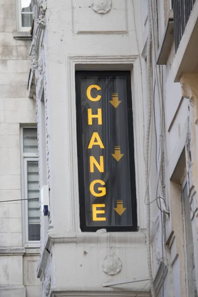 Change text written on the glass of the exchange office. — Stock Photo, Image