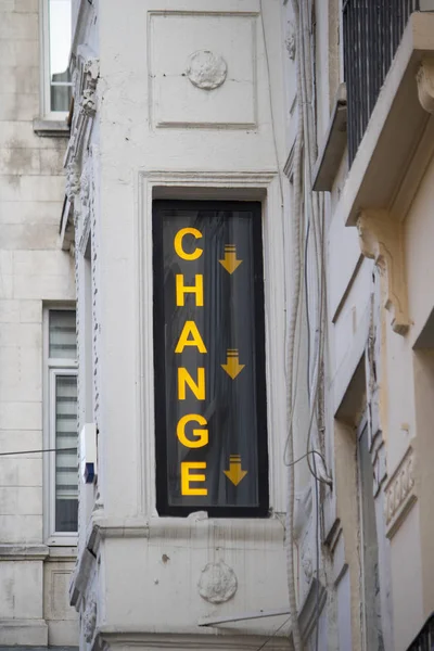 Change text written on the glass of the exchange office. — Stock Photo, Image