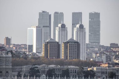 İstanbul 'un Maslak ilçesindeki gökdelenlerin fotoğrafı. Fotoğrafın altında tarihi Dolmabahce Sarayı var..