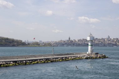 Haydarpasa rıhtımının önündeki liman ve deniz feneri. Kapat..