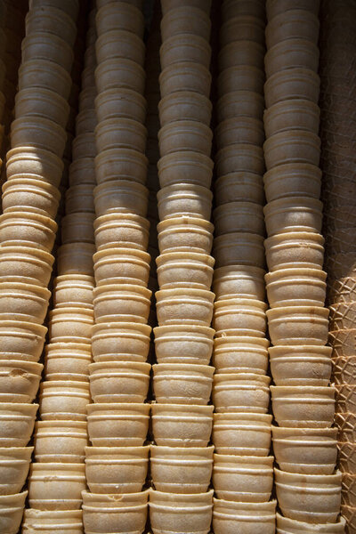 Конусы мороженого крупным планом. На конусах тень.
.