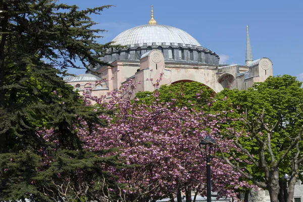 A híres Hagia Sophia épületétől, a Sultanahmet, Isztambul, Törökország — Stock Fotó