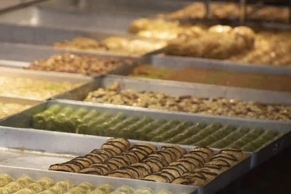 Dükkandaki tepsilerde baklava satan şerbet şekerleri. Yakın çekim..
