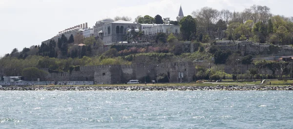 Topkapi foto do palácio. Ele foi tirado do ferry no mar . — Fotografia de Stock