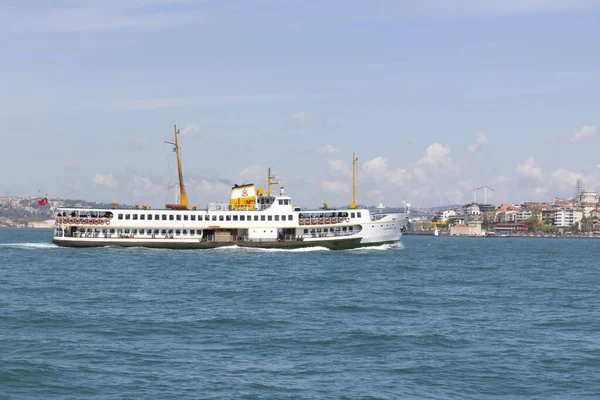 Passagiersveerboot Vapur en vissersboten in Haydarpasa Station, Kadikoy Istanbul, Turkije — Stockfoto