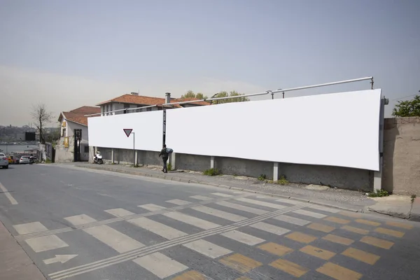 Ορθογώνια λευκή έγχρωμη πινακίδα. Στέκεται δίπλα στο δρόμο. Ι — Φωτογραφία Αρχείου