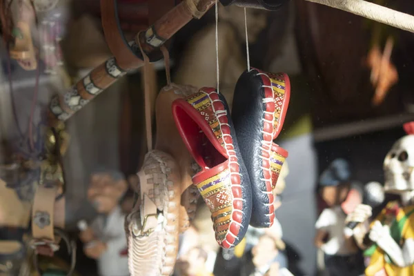 Zapatos tradicionales hechos a mano. Contiene patrones de la cultura turca. De cerca. . — Foto de Stock