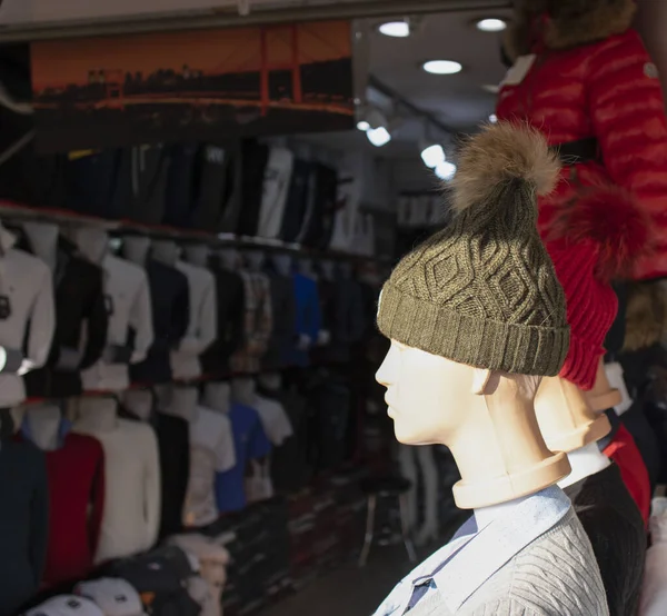 There is a beret at the head of the lifeless model. Close-up. Photos in front of the store. — Stock fotografie