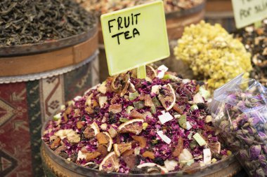 Kurutulmuş Mus meyveleri ve bitki yapraklarından oluşan meyve çayı. Satılık tezgah. Yakın plan..